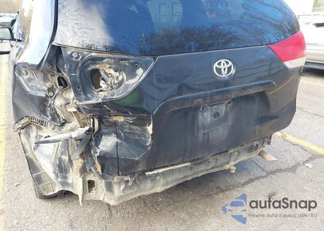 2013 Toyota Sienna Le 7 Passenger z USA, uszkodzony, nr VIN 5TDJK3DC2DS066833